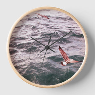HORLOGE GOÉLANS VOLANT AU-DESSUS DES VAGUES DE LA MER