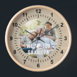 Horloge Grand-père de photo moderne Script Coeur<br><div class="desc">Photo moderne Grandpa Script Heart Wall Horloge présente votre photo préférée avec le texte "We (heart) you Grandpa" dans une superposition de typographie blanche moderne. Personnalisez en modifiant le texte dans la zone de texte fournie. Conçu par ©Evco Studio www.zazzle.com/store/evcostudio</div>