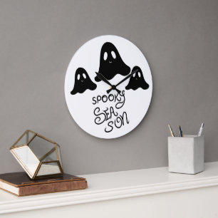 Horloge grande fantôme mignon de la saison effraya
