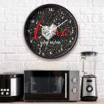 Horloge Hawaii Beach Coral Coeur Photo Love You Plus Citat<br><div class="desc">"Je t'aime plus". J'ai de la chance d'avoir repéré cette roche corallienne en forme de coeur, en marchant sur cette plage de sable noir de Big Island Hawaiian en fin d'après-midi. Pensez à votre personne spéciale chaque fois que vous regardez l'heure sur cette étonnante, graphique, photo de plage et la...</div>