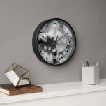 Horloge Hip moderne noir gris blanc Abstrait géométrique A<br><div class="desc">Unique beau contemporain noir,  blanc,  clair moyen et gris foncé moderne brosse traits art motif. Décor maison chic design accent pour le moderne et branché couturier,  ou l'amateur de motifs d'art industriel. Unique,  joli,  décoratif,  tendance et design tendance pour le décorateur professionnel et le décorateur d'intérieur.</div>