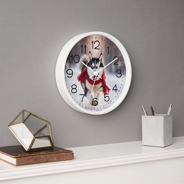 Horloge Husky portant une écharpe rouge d'hiver (Bureau)