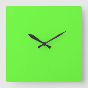 Horloge jaune brillant du mur vert