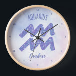 Horloge Joli Aquarius Astrologie Signal Personnalisé Viole<br><div class="desc">Cette jolie horloge astrologique personnalisée en violet et lavande présente votre signe astrologique du Zodiac dans une belle étincelle comme les constellations. Customisez ce joli cadeau de déco maison avec votre nom dans une belle écriture cursive pour quelqu'un qui a un anniversaire fin janvier ou début février.</div>