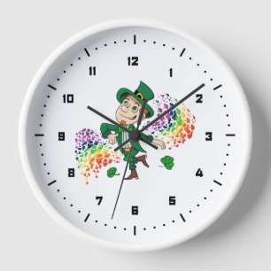 Horloge Joli et souriant dancing leprechaun, un arc-en-cie