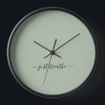 Horloge Juste respirer vert élégant script yoga<br><div class="desc">Horloge de yoga moderne avec un arrière - plan vert chic et un élégant script noir lettré à la main avec la citation "juste respirer".</div>
