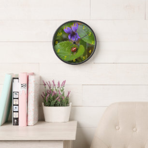 Horloge Ladybug sur les fleurs de violet doux