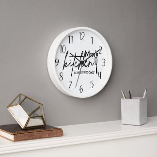 Horloge l'amour de la cuisine de maman mignonne servi tous