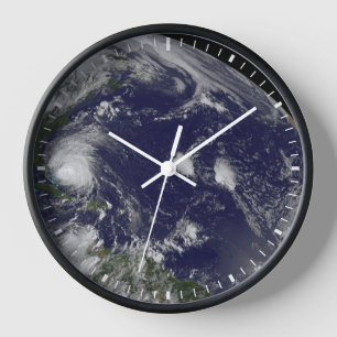 Horloge L'Ouragan Irene Traverse Les Bahamas.