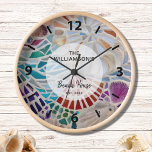 Horloge Maison de plage personnalisée<br><div class="desc">Cette horloge de maison de plage est décorée avec un design unique en mosaïque carapace. Facile à personnaliser avec votre nom de famille et votre date. Fait un cadeau parfait pour réchauffer la maison. Utilisez l'option Personnaliser supplémentaire pour modifier la taille, le style ou la couleur du texte si vous...</div>