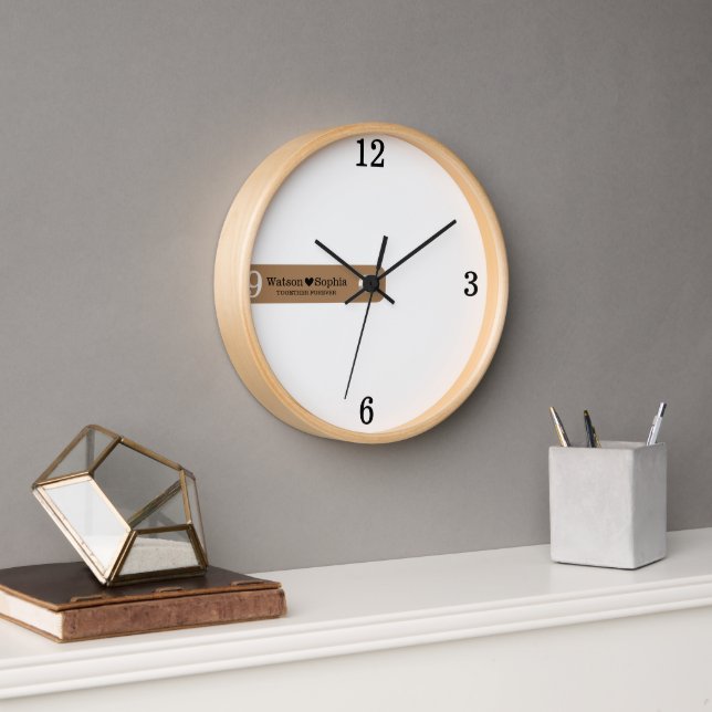 Horloge Mariage personnalisé moderne Nom de couple Brown (Bureau)