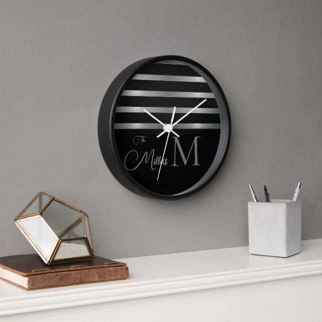 Horloge Monogram Modern Silver Stripes Nom de famille (Bureau)