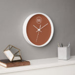 Horloge Monogramme blanc minimaliste en terre cuite<br><div class="desc">Monogramme blanc minimaliste Emblème Terracotta Arrière - plan Maison Bureau Cuisine Salon Salle de bain Horloge</div>
