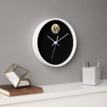 Horloge Monogramme d'or noir moderne<br><div class="desc">Moderne Luxe Brossé Métallic Or Style Typographie Noir Arrière - plan Blanc Cadre Accueil Cuisine Salon Salle de bain Horloge</div>