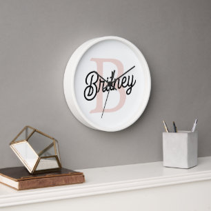 Horloge Monogramme et nom personnalisé moderne Pastel Pink