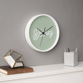 Horloge Monogramme et nom personnalisés de Sage Vert moder