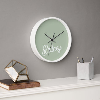 Horloge Monogramme et nom personnalisés de Sage Vert moder