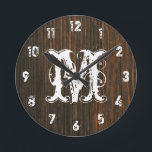 Horloge Monogramme inspirée du bois foncé de la gr<br><div class="desc">A clock featuring a photo of barnwood as the background. Personalize with your initial at center.</div>
