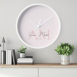 Horloge Monogramme minimal initial et nom Pastel rose<br><div class="desc">Ajoutez une touche d'élégance à votre espace grâce à notre Monogramme Personnalisé Pastel Pink Initial & Name Wall Clock. Doté d'un design rose pastel sophistiqué avec un monogramme et un nom personnalisables, cette horloge murale chic combine style et fonctionnalité. Fabriqué à partir de matériaux de qualité, il offre un chronométrage...</div>