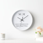 Horloge Monogramme minimaliste moderne ou ajouter un logo<br><div class="desc">Horloge murale minimaliste moderne. Noir & Blanc ou choisissez vos couleurs personnalisées. Idéal pour les petites entreprises, les marques d'entreprise, le bureau à domicile indépendant, la décoration d'entreprise et plus encore. Facile à personnaliser avec vos initiales monographiques, nom et information d'entreprise, titre de poste, slogan ou même ajouter votre logo...</div>