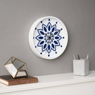Horloge Motif de fleur abstrait blanc et bleu marine