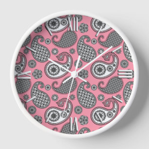 Horloge Motif Paisley, tons gris sur rose