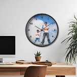 Horloge Mur photo Décontracté personnalisé moderne<br><div class="desc">Horloge murale en bois moderne et décontracté personnalisée avec votre propre photo de famille. Monocup non mis à l'échelle,  veuillez vérifier les dimensions de chaque variation de conception.</div>