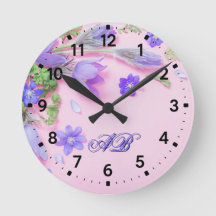 Horloge murale à monogramme floral personnalisé –