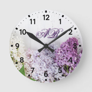 Horloge murale à monogramme lilas | Fleur personna