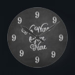 Horloge murale amusante - Pas de vin avant neuf ta<br><div class="desc">Horloge murale drôle en noir et blanc design de tableau noir et blanc. Le texte sur l'horloge dit No Wine avant Neuf et tous les chiffres sont 9 ! Cadeau de Noël parfait, cadeau de vacances, cadeau de ménage, cadeau de fête des pères! Visitez notre boutique Designkandy pour une sélection...</div>