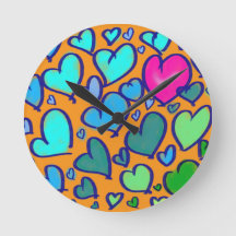 Horloge murale avec cœurs colorés