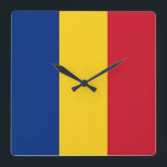 Horloge murale avec drapeau de Roumanie<br><div class="desc">Magnifique horloge patriotique avec le drapeau de la Roumanie.Ce produit est personnalisable.</div>