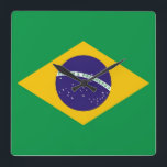 Horloge murale avec drapeau du Brésil<br><div class="desc">Améliorez votre espace avec notre horloge murale saisissante avec le drapeau du Brésil! Réalisée avec une attention minutieuse aux détails, cette horloge murale présente fièrement le vibrant drapeau du Brésil. Le drapeau est orné d'un champ vert en forme de losange jaune, d'un globe bleu avec 27 étoiles blanches disposées pour...</div>