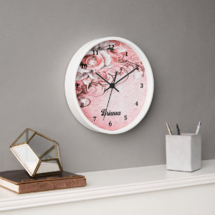 Horloge murale avec motif de rose rose et de volut