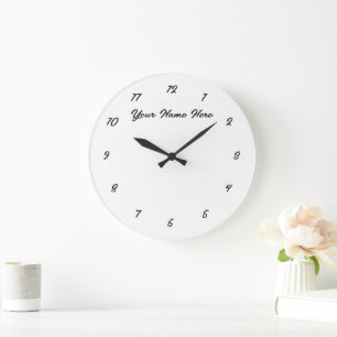 Horloge murale blanche noire avec texte et couleur