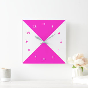 Horloge murale blanche rose avec des couleurs et d