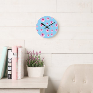 Horloge murale bleu clair à fleurs roses