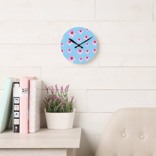 Horloge murale bleu clair à fleurs roses (Salle de lecture)