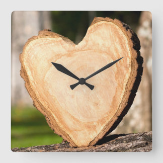 horloge murale carré coeur en bois