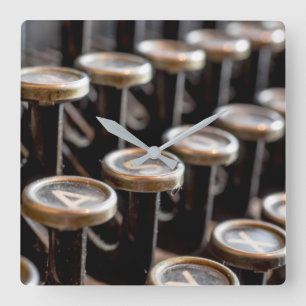 Horloge murale carrée de vieilles clés de machine