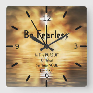 Horloge murale carrée en acrylique Soyez intrépide