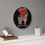 Horloge murale couple Pop Art personnalisée - 2 No<br><div class="desc">Horloge murale couple Pop Art personnalisée - 2 Noms.
Conception O.M</div>