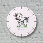 Horloge murale de la vache mignonne<br><div class="desc">Besoin d'un peu de plaisir à la maison ou au bureau,  cette horloge murale avec une jolie vache sur l'herbe et un nom personnalisable pourrait être parfait. Ou l'utiliser comme cadeau pour un fermier,  un vétérinaire ou un amoureux des animaux de Kawaii !</div>