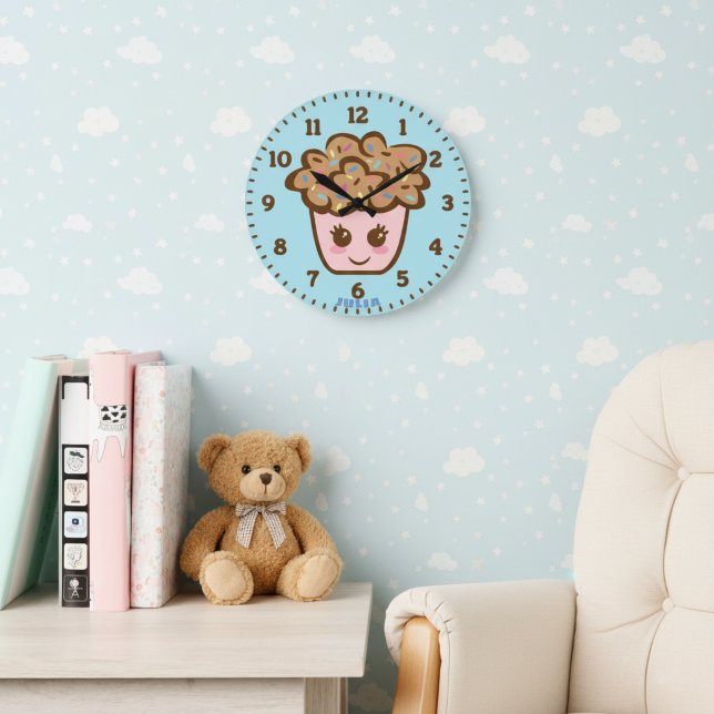 Horloge murale de pépinière Cupcake mignonne avec  (Cute cupcake wall clock. Lovely accent for nursery or kid's room.)