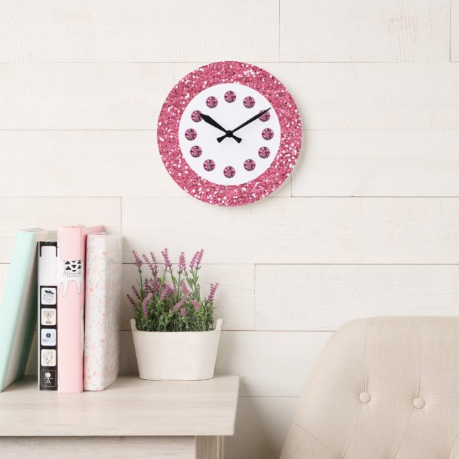 Horloge murale en bijou rose (Salle de lecture)