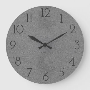 Horloge murale en cuir grise fraîche d'usage
