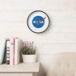 Horloge murale Iconique de la NASA (cadre en bois<br><div class="desc">Cet article est sans conteste le symbole de notre époque : l'insigne classique de la NASA. Un symbole audacieux qui, comme la NASA elle-même, ne connaît aucune limite. Immédiatement reconnaissable à travers le monde, l'Insignia de la NASA a longtemps défendu le progrès, l'innovation, et le type d'audace et d'audace quasiment...</div>