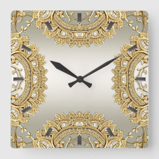 Horloge murale ornée d'or