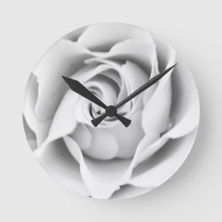 horloge murale rose en argent