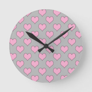 Horloge murale rose et grise de motif de coeur de